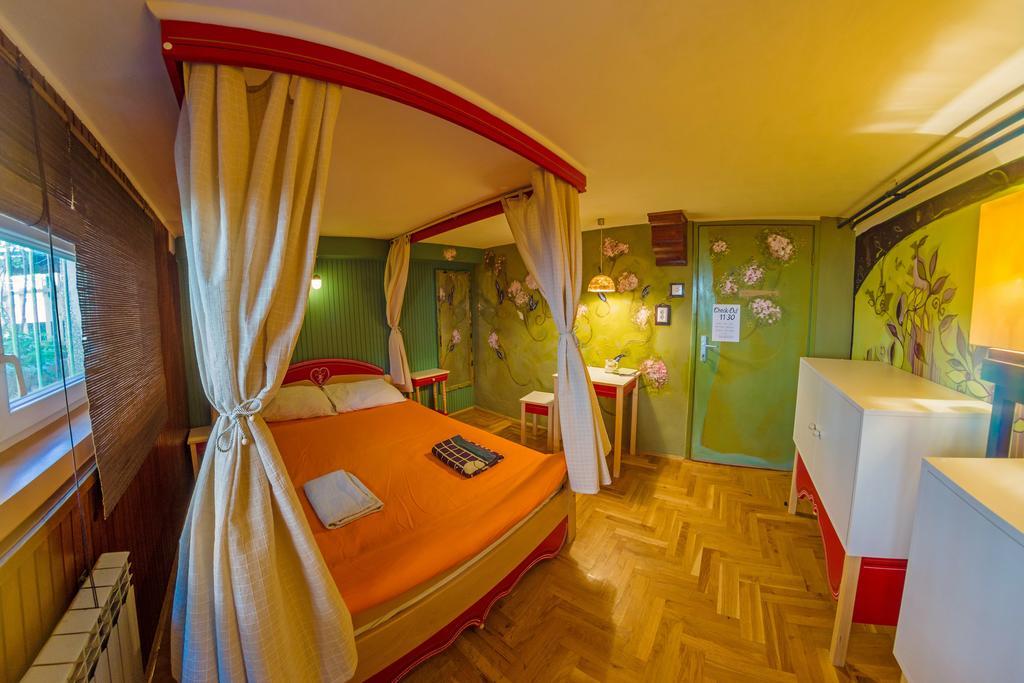 Hostel Mali Mrak ซาเกร็บ ภายนอก รูปภาพ