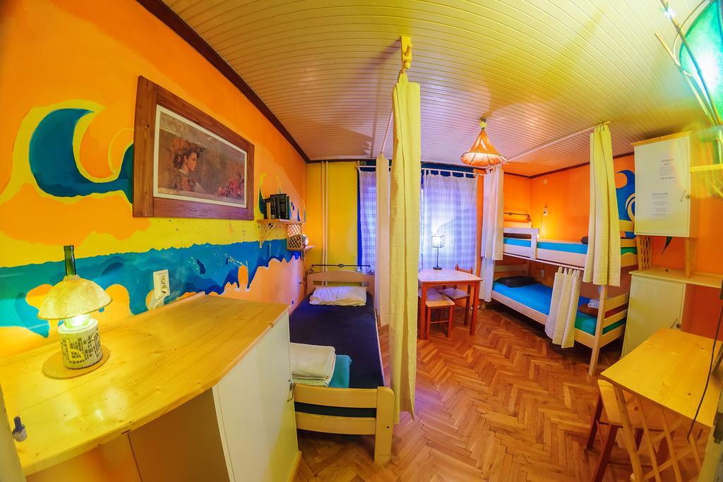 Hostel Mali Mrak ซาเกร็บ ภายนอก รูปภาพ