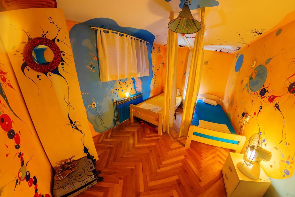 Hostel Mali Mrak ซาเกร็บ ภายนอก รูปภาพ