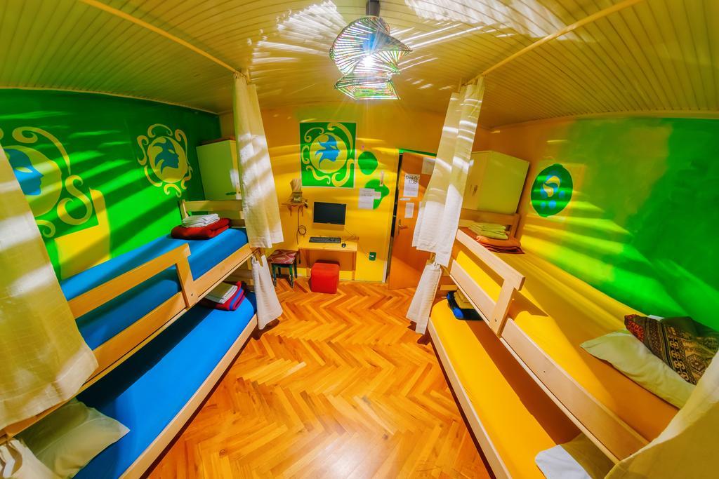 Hostel Mali Mrak ซาเกร็บ ภายนอก รูปภาพ