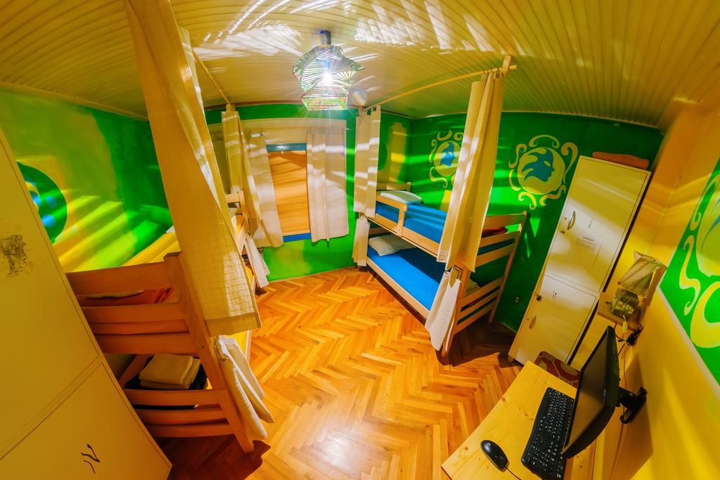 Hostel Mali Mrak ซาเกร็บ ภายนอก รูปภาพ